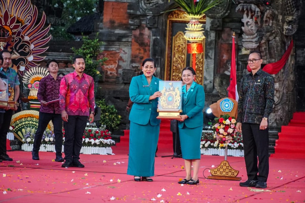 Ketua TP. PKK Kabupaten Badung Nyonya Rasniathi Adi Arnawa menghadiri puncak peringatan Hari Kesatuan Gerak PKK Ke-54 Provinsi Bali di Panggung Terbuka Art Centre, Denpasar, Jumat (24/7).