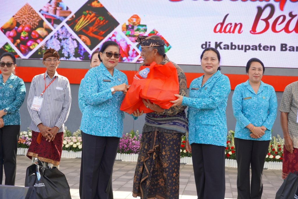 Ketua TP PKK Bali Pasar Rakyat Bukan Sekadar Tempat Berbelanja, tetapi Ruang Berbagi dan Penggerak UMKM