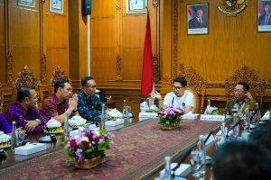 Bupati Wayan Adi Arnawa menerima kunjungan Wakil Bupati Kabupaten Tapin, Provinsi Kalimantan Selatan, Hj. Juanda, beserta jajaran di Ruang Tamu Bupati Badung, Puspem Badung, Selasa (28/7)