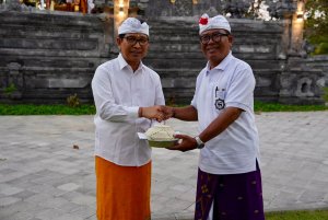 Bupati Wayan Adi Arnawa saat menghadiri karya di Pura Segara Bengiat, Desa Adat Peminge, Kecamatan Kuta Selatan, Rabu (29/7)