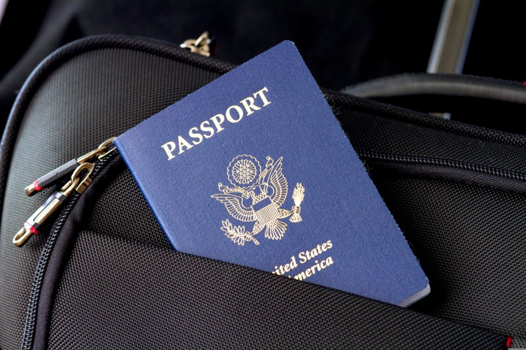 Siap liburan ke luar negeri? Cek daftar 88 negara bebas visa untuk WNI terbaru tahun 2026. Lengkap dengan panduan aturan Visa Free, VoA, dan eTA