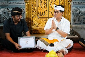 Bupati Wayan Adi Arnawa menyerahkan Piagam Penghargaan Tertib Administrasi Pengurusan Akta Kematian dan KK di Lingkungan Karang Suwung, Kelurahan Sading, Mengwi, Kamis (30/7)