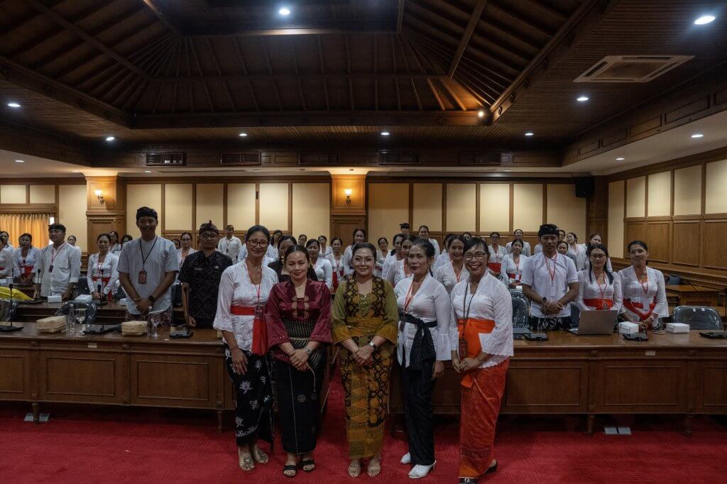 Bunda PAUD Kabupaten Badung, Nyonya Rasniathi Adi Arnawa membuka Workshop Peningkatan SDM Guru dan Tenaga Kependidikan PAUD di Ruang Rapat Madya Gosana, Kantor DPRD Kabupaten Badung, Minggu (5/7)