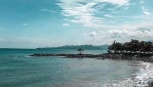 Jelajahi pesona Pantai Candidasa Karangasem. Temukan info spot snorkeling bawah laut, keindahan kolam teratai Pura Candidasa, rute perjalanan, hingga hotel tepi laut untuk liburan damai di Bali Timur.