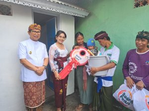 Bupati Wayan Adi Arnawa, bersama Ketua K3S Badung Nyonya Rasniathi Adi Arnawa, saat kegiatan Talk Show Badung Peduli Go To School di SMA Negeri 1 Kuta Utara dan bantu warga Dalung serta Kapal, Jumat (14/8)