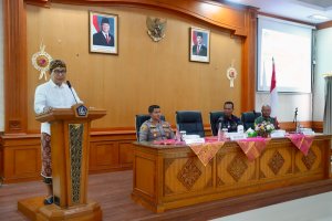 Bupati Wayan Adi Arnawa saat membuka Bimtek Peningkatan Kapasitas bagi Kaling dan Kelian Banjar Dinas se-Kecamatan Kuta Utara di Ruang Rapat Kantor Camat Kuta Utara, Selasa (18/8)