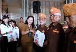 K3S Kabupaten Badung Serahkan Bingkisan Sembako Kepada 113 Veteran di Mengwi