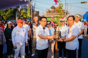 Bupati Wayan Adi Arnawa saat Badung First Car Free Day di sepanjang Jalan Teuku Umar Barat, Kelurahan Kerobokan Kelod, Kecamatan Kuta Utara, Badung, Minggu (30/8).