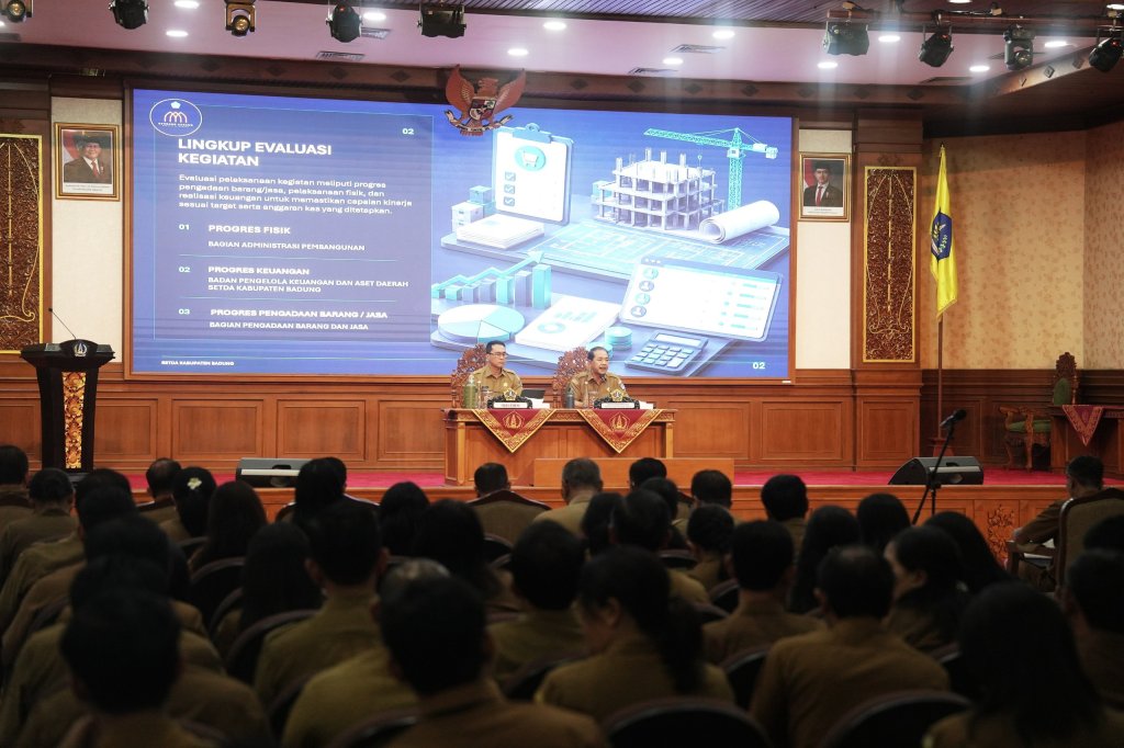 Sekda Surya Suamba saat memimpin langsung rapat evaluasi realisasi fisik dan keuangan APBD Tahun Anggaran 2026 di Ruang Rapat Kertha Gosana, Kantor Bupati Badung, Senin (31/8)