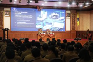 Sekda Surya Suamba saat memimpin langsung rapat evaluasi realisasi fisik dan keuangan APBD Tahun Anggaran 2026 di Ruang Rapat Kertha Gosana, Kantor Bupati Badung, Senin (31/8)