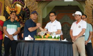 Bupati Wayan Adi Arnawa saat hadir di HUT. BKS-LPD Kabupaten Badung di Wantilan Pura Lingga Bhuwana, Puspem Badung, Sabtu (22/8)