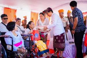 Bupati Wayan Adi Arnawa menjadi Inspektur Upacara saat Upacara Peringatan HUT. Ke-81 Kemerdekaan RI di Lapangan Pusat Pemerintahan (Puspem) Badung, Senin (17/8)