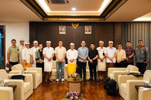 Bupati Wayan Adi Arnawa saat menerima manajemen PT. SMI di Rumah Jabatan Bupati, Puspem Badung, Kamis (27/8)