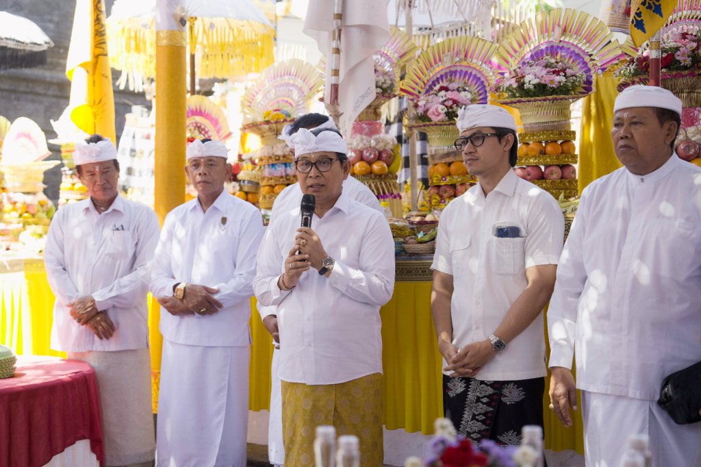 Bupati Wayan Adi Arnawa menghadiri karya Mamungkah, Ngenteg Linggih, Padudusan Alit, Medasar Caru Rsi Gana dan Caru Panca Rupa, Pura Maspahit, Br. Kayutulang, Canggu, Kuta Utara, Rabu (12/8)