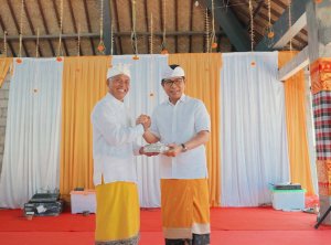 Bupati Adi Arnawa saat hadiri Karya Atma Wedana, Pitra Yadnya, Potong Gigi, dan Mepetik Massal krama Desa Adat Balangan di Kecamatan Mengwi, Kabupaten Badung, Jumat (28/8)