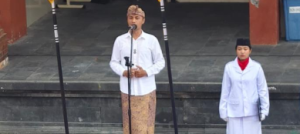Kepala sekolah atas nama, I Gede Eka Mahendra, S.Pd, M.Pd memimpin upacara