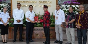 Bupati Adi Arnawa saat menerima rombongan Bupati Wakatobi H. Haliana di Ruang Tamu Bupati, Puspem Badung, Rabu (26/8)