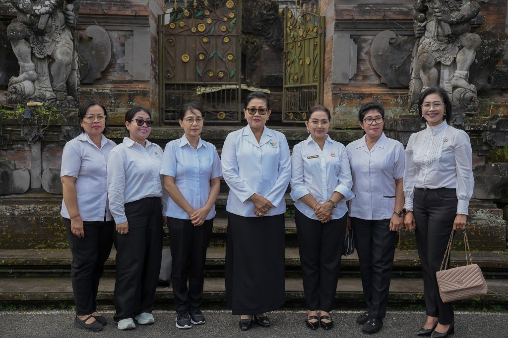 Ketua Tim Pembina Posyandu Kabupaten Badung, Nyonya Rasniathi Adi Arnawa, mendampingi Ketua Tim Pembina Posyandu Provinsi Bali, Nyonya Putri Suastini Koster, saat Aksi Sosial di wilayah Kabupaten Badung, Selasa (4/