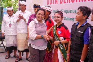Bunda Anti Narkoba Kabupaten Badung, Nyonya Rasniathi Adi Arnawa saat acara bertajuk “Merdeka Tanpa Narkoba” di Mie Kober Dalung, Kuta Utara, Kamis (27/8)
