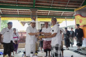 Bupati Adi Arnawa saat menghadiri rangkaian upacara adat dan keagamaan Ngaben Kinembulan, Ngaben Ngerit, dan Atma Wedana di Desa Adat Jagapati, Kecamatan Abiansemal, Badung, Senin (31/8).