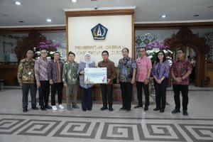 Bupati Wayan Adi Arnawa saat menerima rombongan PT. PLN di Ruang Nayaka Gosana I, Puspem Badung, Jumat (21/8)