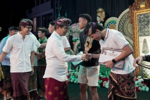 Bupati Adi Arnawa saat hadiri Porsenides Desa Canggu 2026 di Lapangan Desa Canggu, Kecamatan Kuta Utara, Sabtu (22/8)
