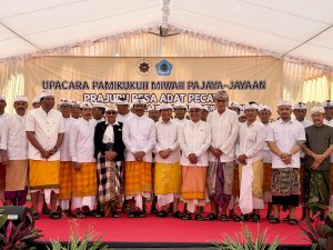 Bupati Wayan Adi Arnawa saat menghadiri Upacara Pamikukuh miwah Pajaya-jayaan Prajuru Desa Adat Pecatu, masa ayahan Isaka Warsa 1948-1953 atau 2026-2031, di Pecatu, Kecamatan Kuta Selatan, Kamis (27/8)