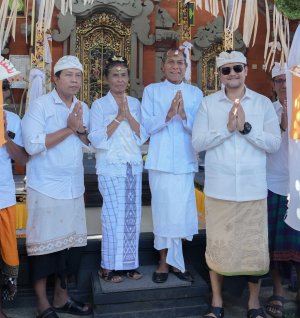 Wabup Bagus Alit Sucipta Saksikan Prosesi Mawinten Sulinggih di Denkayu
