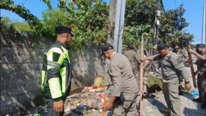 Tindak Lanjuti Arahan Bupati saat CFD Kerobokan Kelod, Satpol PP Badung Tertibkan Tiga Bangunan Liar dan Kumuh