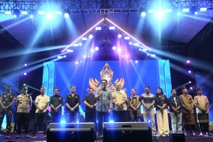 Bupati Adi Arnawa menutup rangkaian kegiatan Darmasaba Village Festival (Davest) III Tahun 2026 di Lapangan Umum Desa Darmasaba, Kecamatan Abiansemal, Badung, Minggu (16/8)