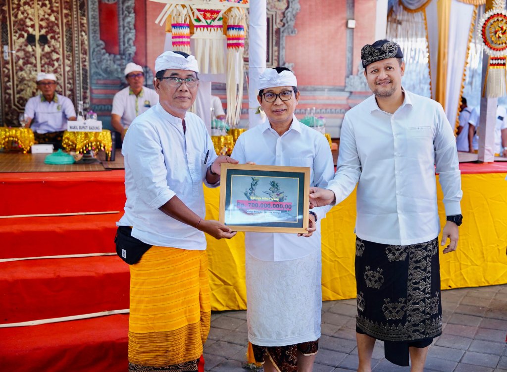 Bupati Adi Arnawa bersama Wabup Bagus Alit Sucipta saat hadiri Karya Manusa Yadnya dan Pitra Yadnya Massal di Desa Adat Kwanji, Kelurahan Sempidi, Kecamatan Mengwi, Selasa (25/8).