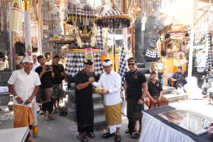 Bupati Adi Arnawa saat menghadiri sekaligus menjadi upasaksi Karya di Pura Ibu Panti Dukuh Bualu, Wantilan Dadia Bualu, Kelurahan Benoa, Kuta Selatan, Senin (7/9)