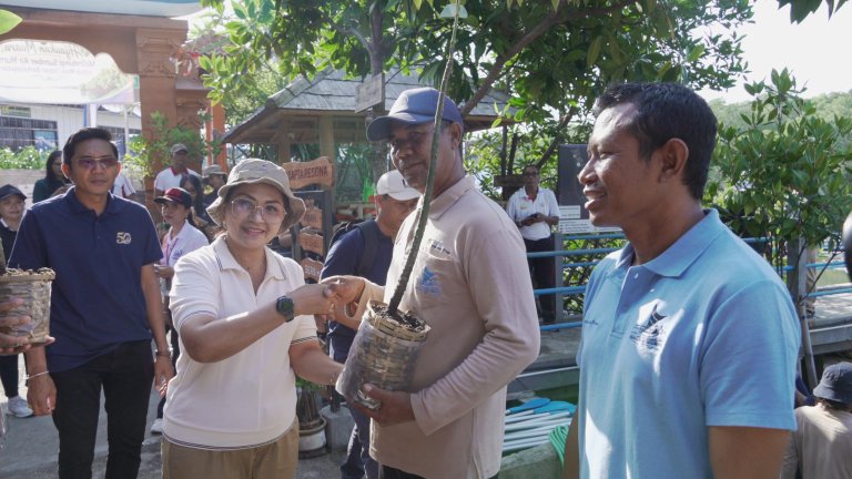 HUT Ke-50 Perumda Tirta Mangutama, Ketua TP. PKK Badung Dukung Penanaman 2.000 Mangrove