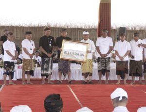 Bupati Wayan Adi Arnawa saat hadiri Karya Agung Pitra Yadnya Desa Adat Jimbaran, Selasa (1/9)