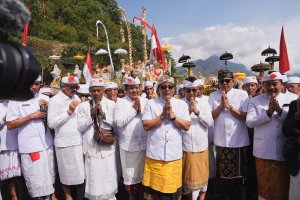 Bupati Wayan Adi Arnawa saat menghadiri Karya Tawur Agung Manca Wali Krama di Pura Hulundanu Batur, Desa Adat Songan, Kintamani, Bangli, Selasa (8/9)