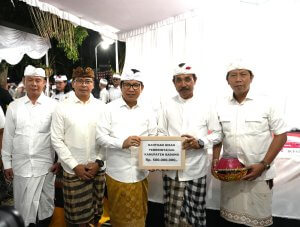Bupati Wayan Adi Arnawa saat hadiri Karya Yadnya Krama Desa Adat Mengwitani, Kecamatan Mengwi, Selasa (1/9).