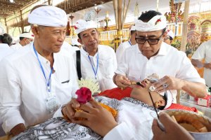 Wali Kota Denpasar I Gusti Ngurah Jaya Negara bersama Wakil Wali Kota Denpasar I Kadek Agus Arya Wibawa menghadiri Karya Atma Wedana dan Mapandes Kinambulan di Pemelisan Desa Adat Sesetan, Denpasar Selatan, Rabu (9/9)