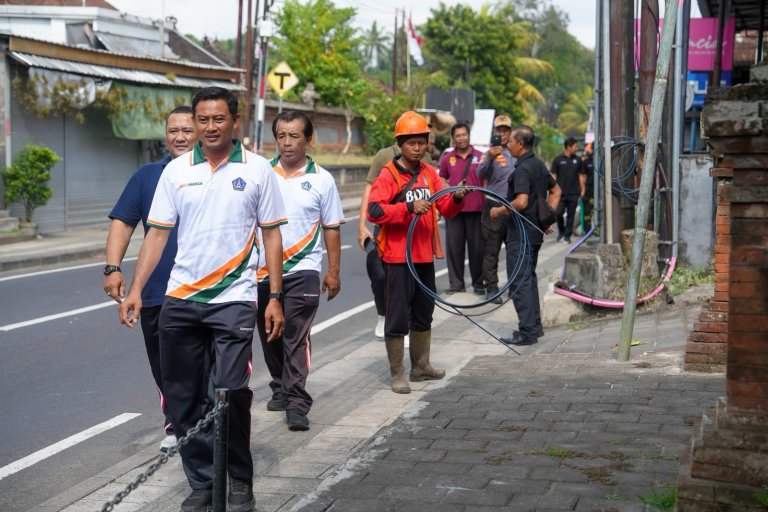 PUPR Badung Bersihkan Kabel Utilitas di Ruas Simpang Mengwi - Simpang Abiansemal