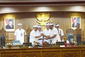 Bupati Wayan Adi Arnawa saat Rapat Paripurna Masa Persidangan Pertama, Pandangan Umum Fraksi-Fraksi DPRD Badung di Ruang Sidang Utama Gosana Sekretariat DPRD Badung, Jumat (11/9)