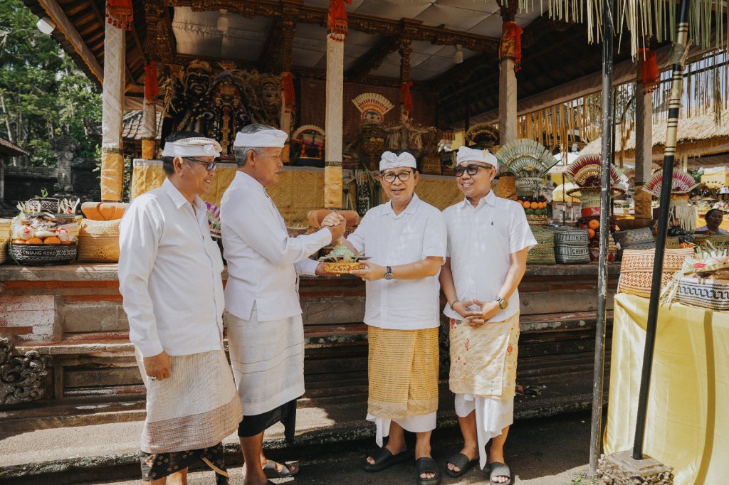 Bupati Wayan Adi Arnawa saat Piodalan di Pura Alas Angker dan Pura Alas Arum Desa Adat Selat, Desa Selat, Kecamatan Abiansemal, Selasa (15/9)