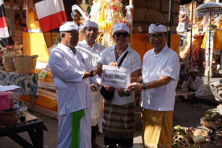Bupati Adi Arnawa menghadiri sekaligus menjadi upasaksi Karya Ngenteg Linggih Wraspati Kalpa Agung di Pura Dalem Lebah, Banjar Penenjoan, Desa Darmasaba, Kecamatan Abiansemal, Selasa (22/9)