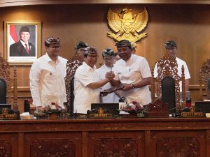 Bupati Wayan Adi Arnawa daan Wabup Bagus Alit Sucipta saat Rapat Paripurna DPRD Kabupaten Badung di Ruang Sidang Utama Gosana, Kantor DPRD Badung, Kamis (3/9)