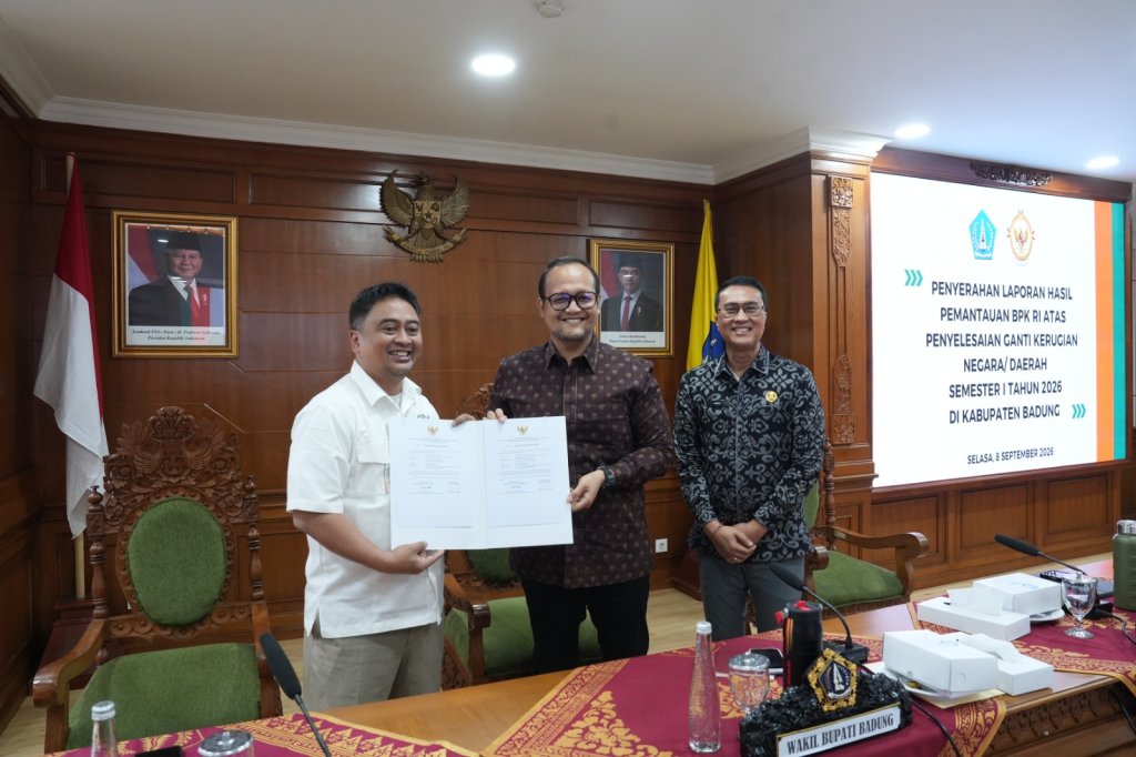 Wabup Bagus Alit Sucipta saat menerima LHP Semester I Tahun 2026 dari BPK RI Perwakilan Provinsi Bali di Ruang Kriya Gosana, Puspem Badung, Selasa (8/9)