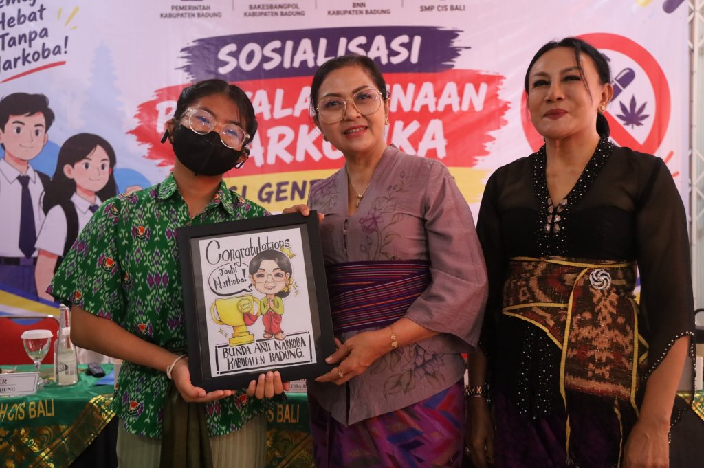 Bunda Anti Narkoba Kabupaten Badung Nyonya Rasniathi Adi Arnawa saat membuka Sosialisasi Pencegahan Penyalahgunaan Bagi Generasi Muda di SMP CIS Kabupaten Badung, Kamis (10/9)