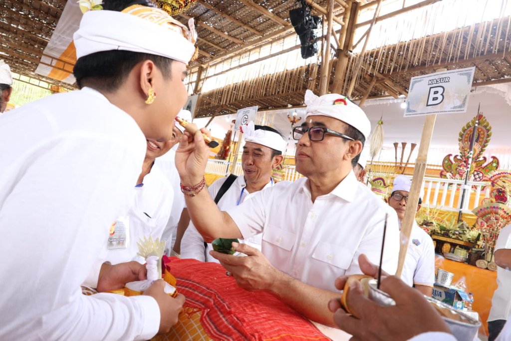 Wali Kota Denpasar I Gusti Ngurah Jaya Negara bersama Wakil Wali Kota Denpasar I Kadek Agus Arya Wibawa menghadiri Karya Atma Wedana dan Mapandes Kinambulan di Pemelisan Desa Adat Sesetan, Denpasar Selatan, Rabu (9/9)